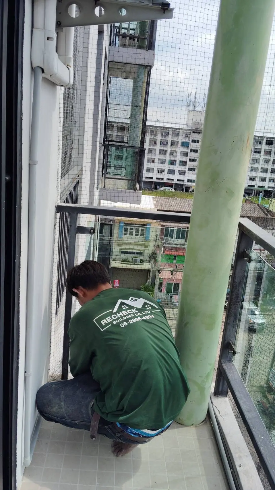 ช่างติดตั้งตาข่ายกันนก ระเบียงคอนโด เสื้อ Recheck Building