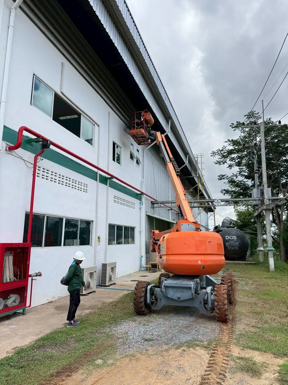 รถกระเช้า Boom Lift ติดตั้งตาข่ายกันนก โรงงานอุตสาหกรรม